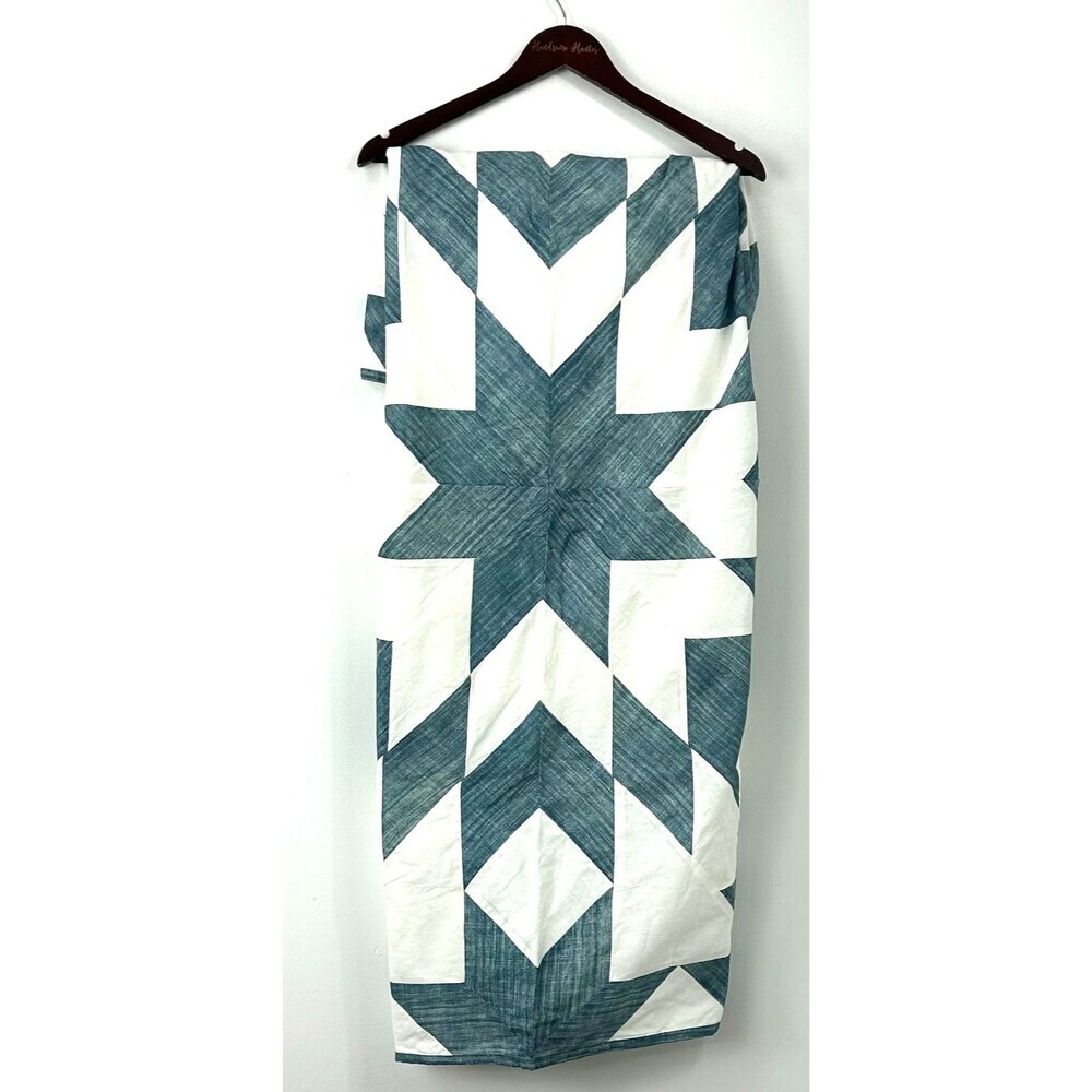 Pottery Barn Cooper Geometric Table Throw 50 X 50 Blue White Marketing Sample - Picture 8 of 12